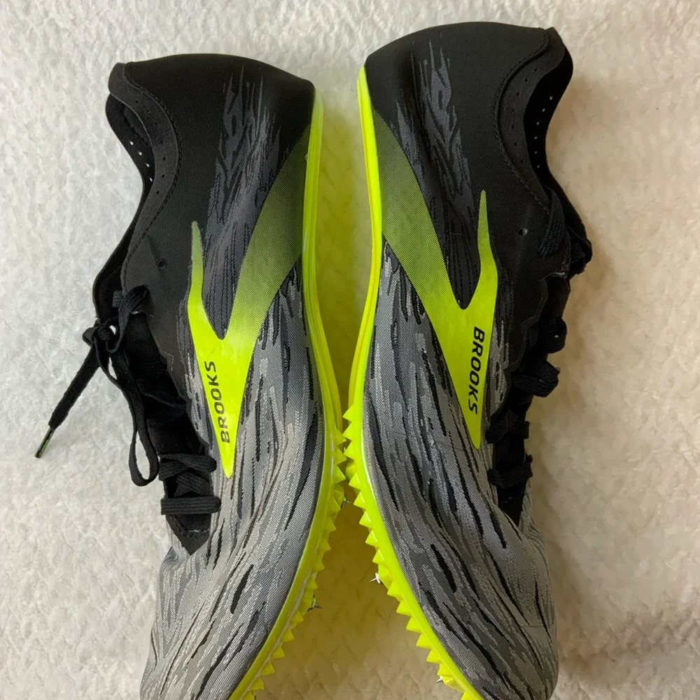 Brooks ELMN8 v5 track spike shoe
